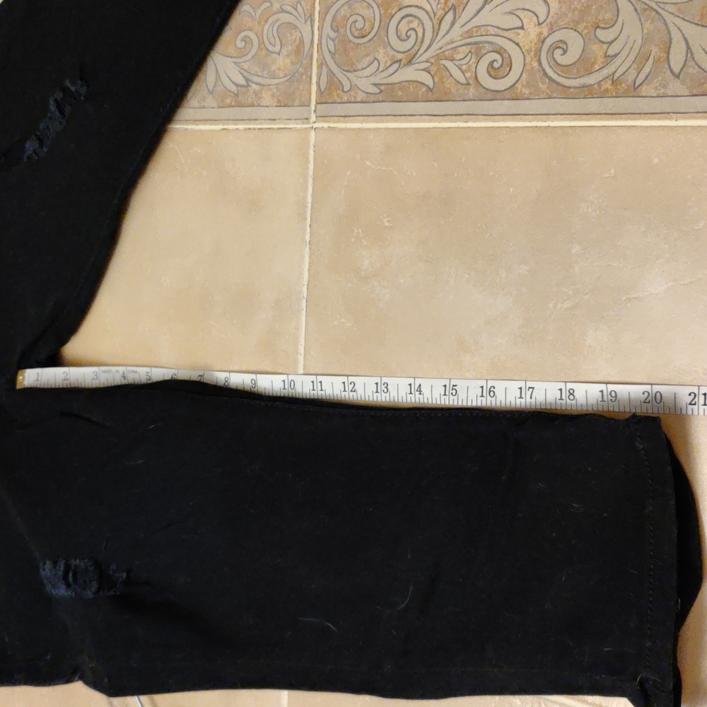 Reign Black Capris - Picture 9 of 9